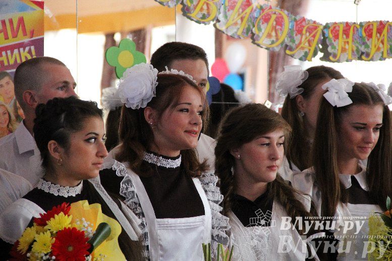 В Великих Луках прозвенели «Последние звонки»