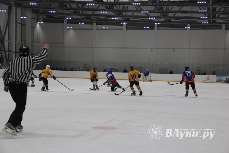 Два зоккейных матча прошли в Великих Луках в рамках Чемпионата города (ФОТО)