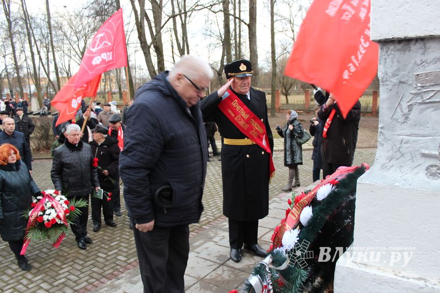 Родственники погибших солдат приняли участие в возложении цветов в Великих Луках