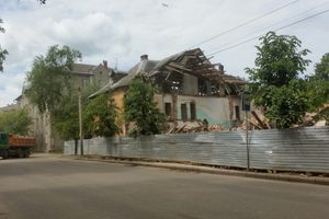 На ул. Ставского сносят очередной ветхий дом (ФОТО)