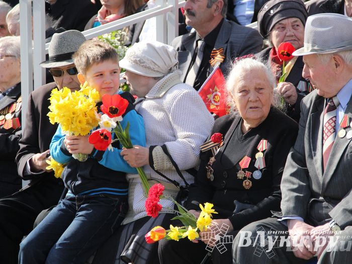 Парад Победы в Великих Луках (фото)