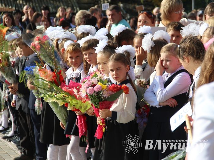 В Великих Луках торжественно встретили День знаний (ФОТО)