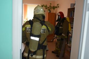 Себежские огнеборцы потушили условный пожар в кабинете районной поликлиники (фото)