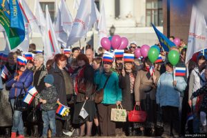 Пять тысяч жителей Пскова приняли участие в митинге по случаю воссоединения России и Крыма (фото)
