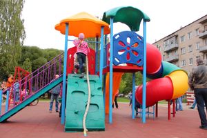 Благоустроенный сквер по улице Жукова начал радовать детей (фото)