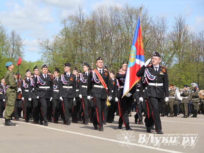Парад Победы в Великих Луках (фото)
