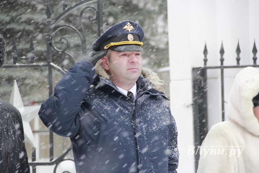Великолучане возложили цветы на братском мемориальном захоронении (ФОТО)