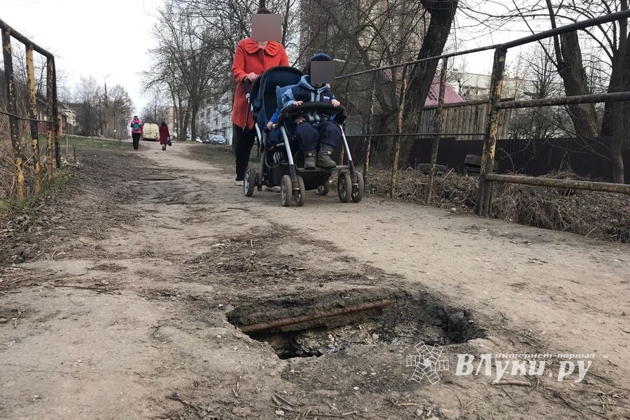 «Дырявый» мост на Винатовского-Тимирязева — ремонта ждать (ФОТО)