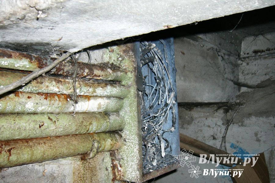 В Великих Луках из-за короткого замыкания жильцы многоквартирного дома остались без электроснабжения (фото)