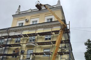 Из-за ремонта фасадов в Великих Луках перекрыли тротуары (ФОТО)