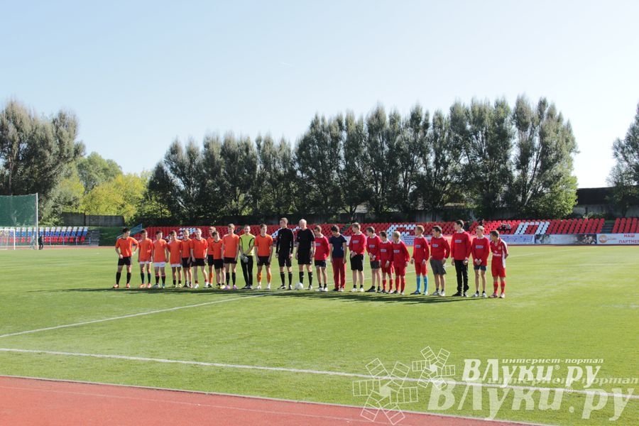 В Великих Луках стартовал открытый турнир по футболу