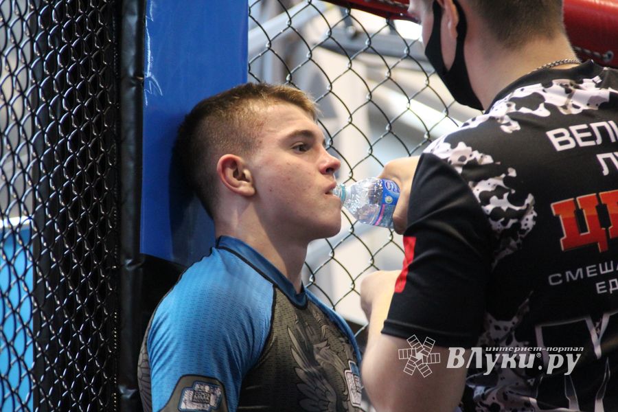 В Великих Луках прошел кубок по смешанному боевому единоборству (ФОТО)