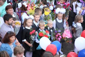 Самую многочисленную школу Великих Лук пополнили 116 первоклассников (ФОТО)