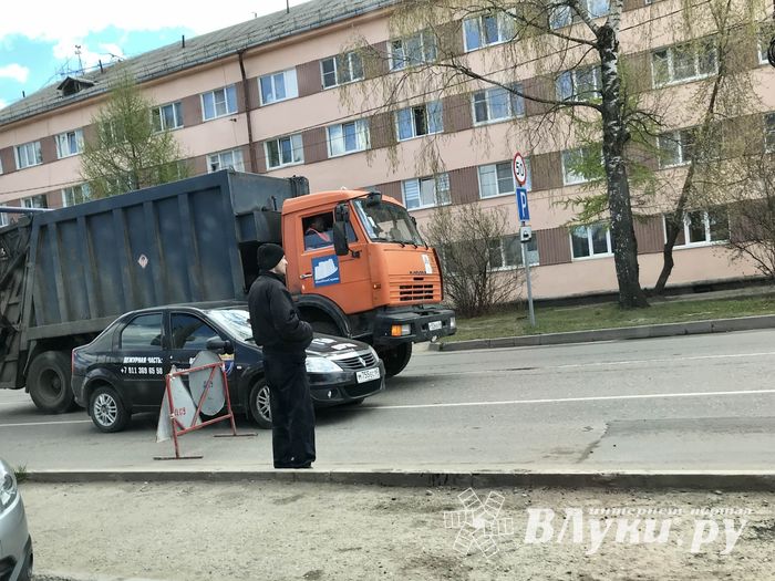 В Великих Луках мусоровоз «притёрся» к охране (ФОТО)