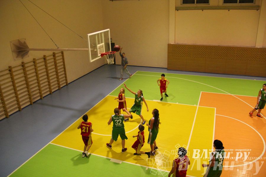 Интересный баскетбольный матч прошел в Великих Луках (фото)