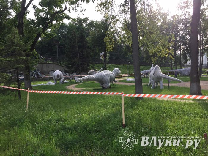 В Великие Луки завезли динозавров (ФОТО)