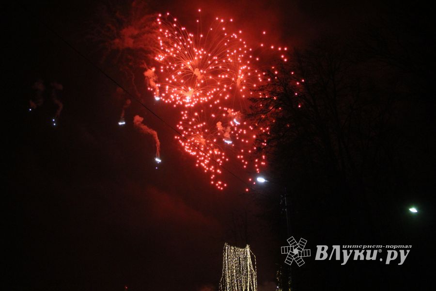 Новогодний салют прогремел Великих Луках (ФОТО)