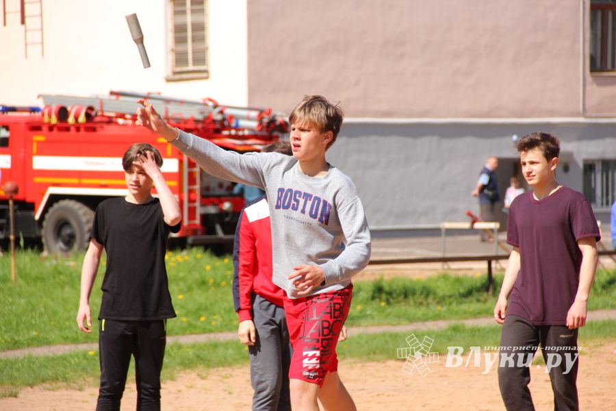 В Великих Луках в 10 лицее «освободили» заложников (ФОТО)