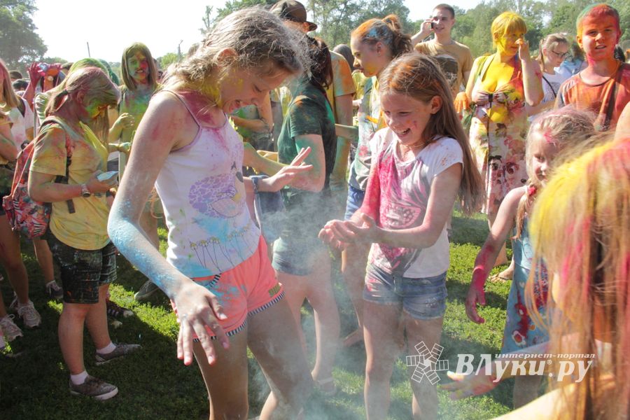 Яркие эмоции «ColorFest» в Великих Луках (ФОТО)