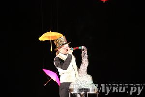 Шоу магических зонтиков и мыльных пузырей увидели юные великолучане