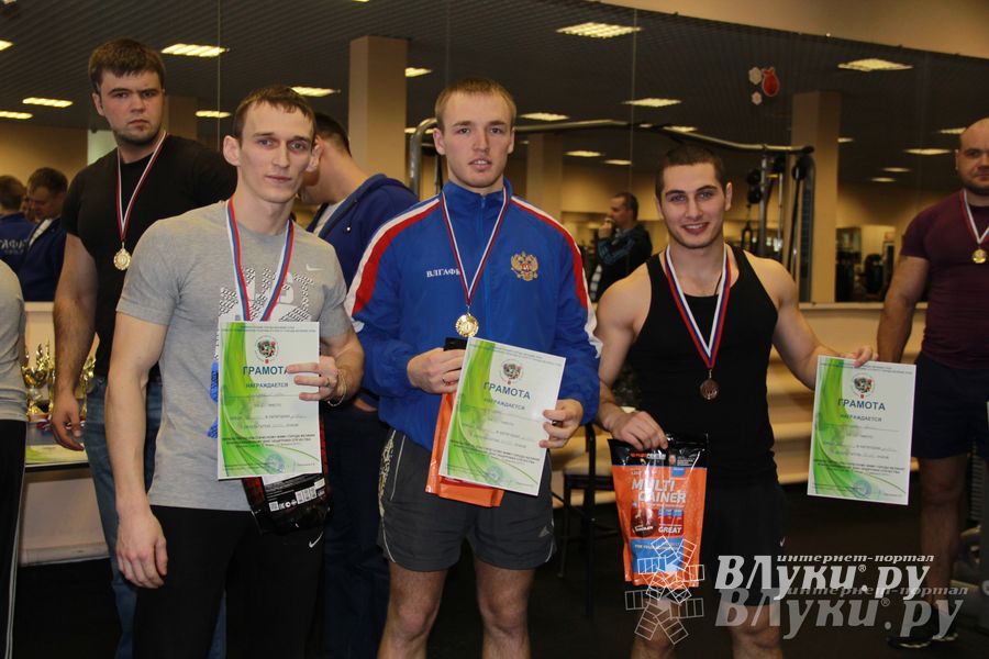 В Великих Луках состоялись Первенство города по жиму штанги и Первый Кубок города по армлифтингу (фото)