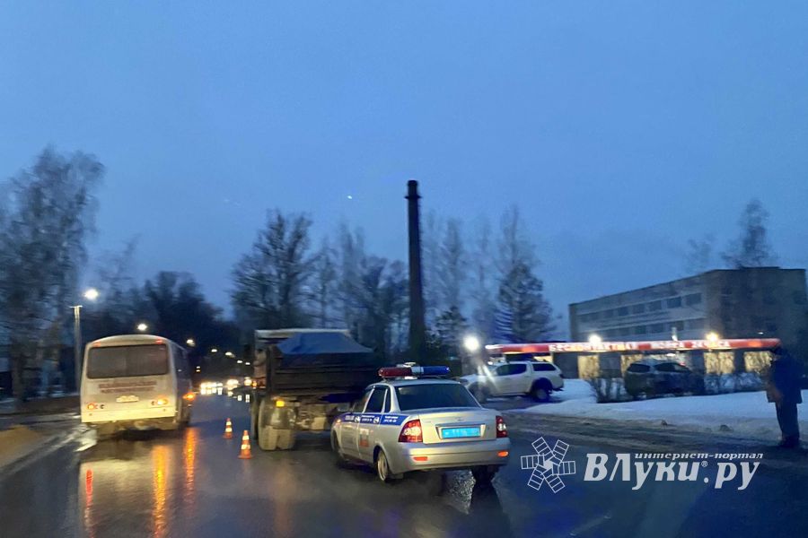 В Великих Луках столкнулись автобус и грузовик (ФОТО)