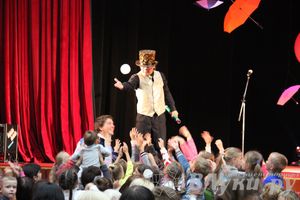 Шоу магических зонтиков и мыльных пузырей увидели юные великолучане