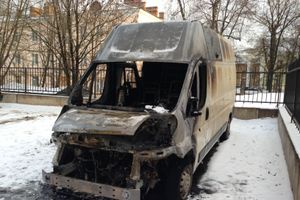 В Великих Луках подожгли микроавтобус с грузом