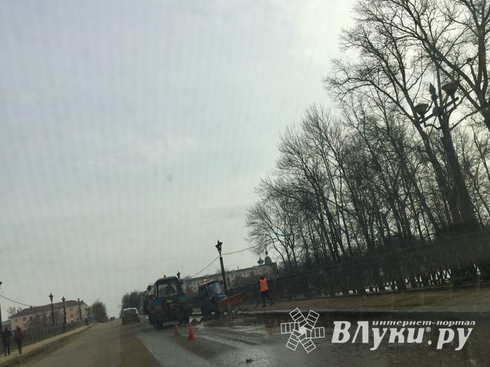 Центральный мост через Ловать в Великих Луках убирают от снега (ФОТО)