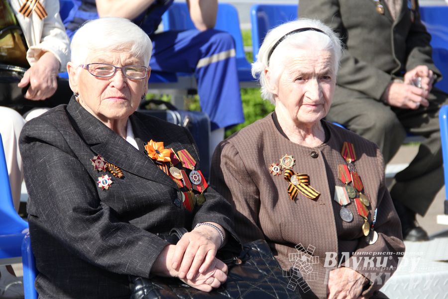 Парад Победы в Великих Луках (фото)