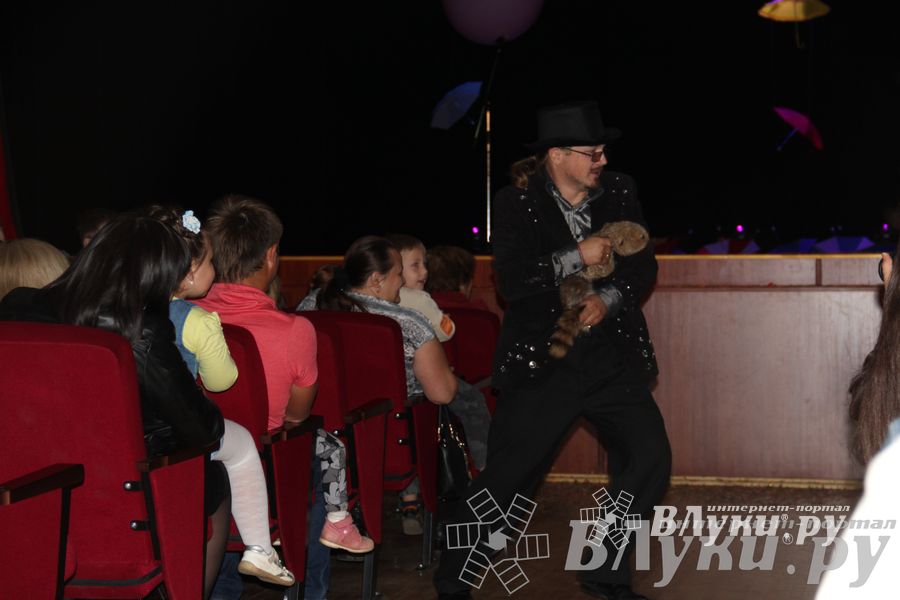 Шоу магических зонтиков и мыльных пузырей увидели юные великолучане