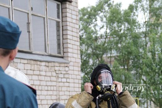 В Великих Луках прошли областные соревнования среди пожарных по спасению пострадавших