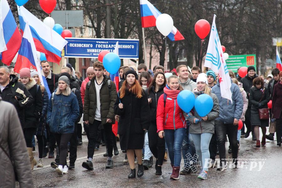 В Великих Луках прошло праздничное шествие (ФОТО)