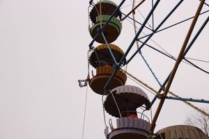 В Великих Луках в Парке культуры и отдыха полным ходом идёт подготовка к празднованию Масленицы (фото)