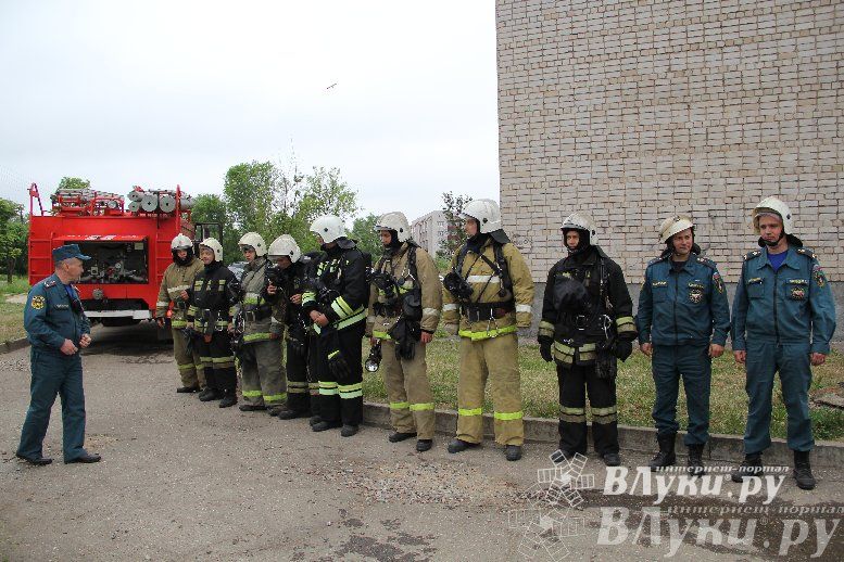 В Великих Луках прошли областные соревнования среди пожарных по спасению пострадавших