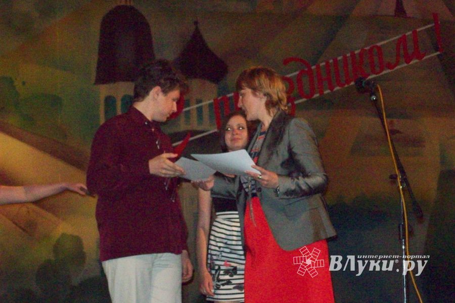 Великолукская школа № 2 торжественно подвела итоги года 