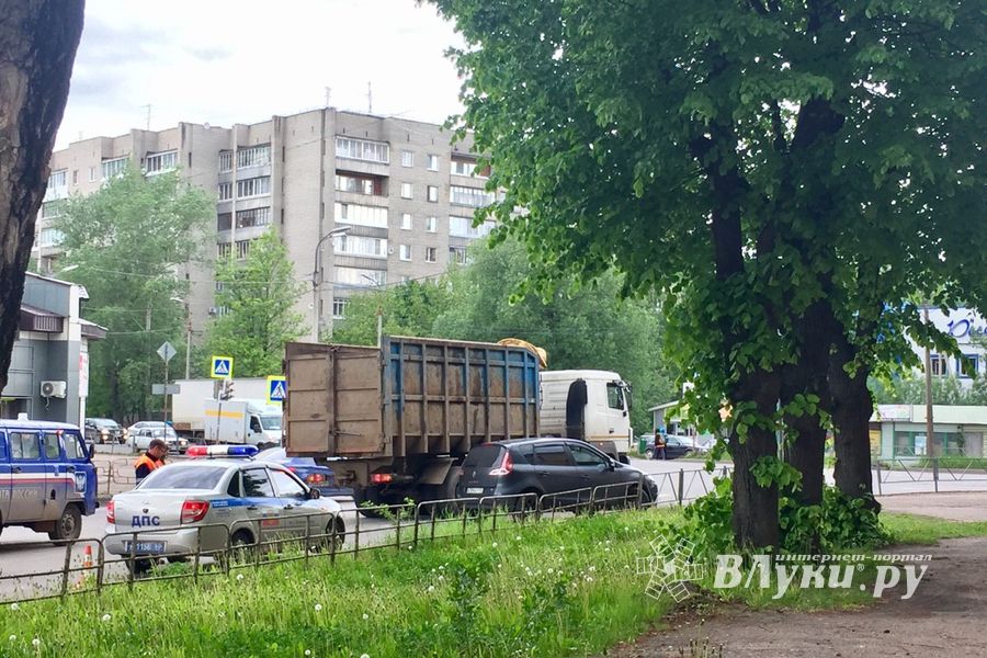 ДТП в Великих Луках: ломовоз «подрезал» легковушку (ФОТО)