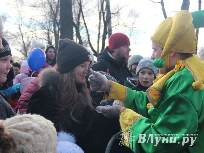 В Великих Луках широко отметили Масленицу (ФОТО)