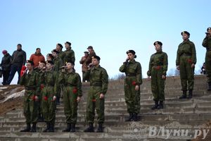 День защитника отечества в Великих Луках отметили памятным митингом и салютом