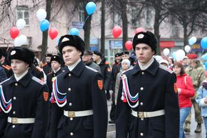 В Великих Луках прошло праздничное шествие (ФОТО)