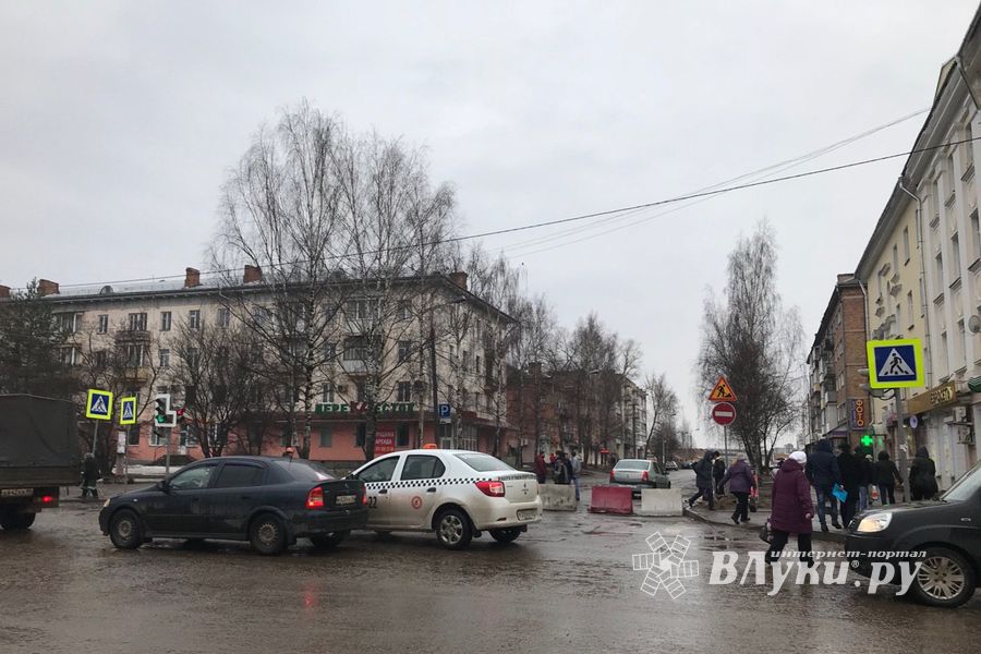 В Великих Луках на Ленина-Дьяконова перекрыли дорогу — город встал (ФОТО)