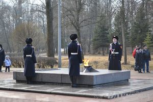 День защитника отечества в Великих Луках отметили памятным митингом и салютом