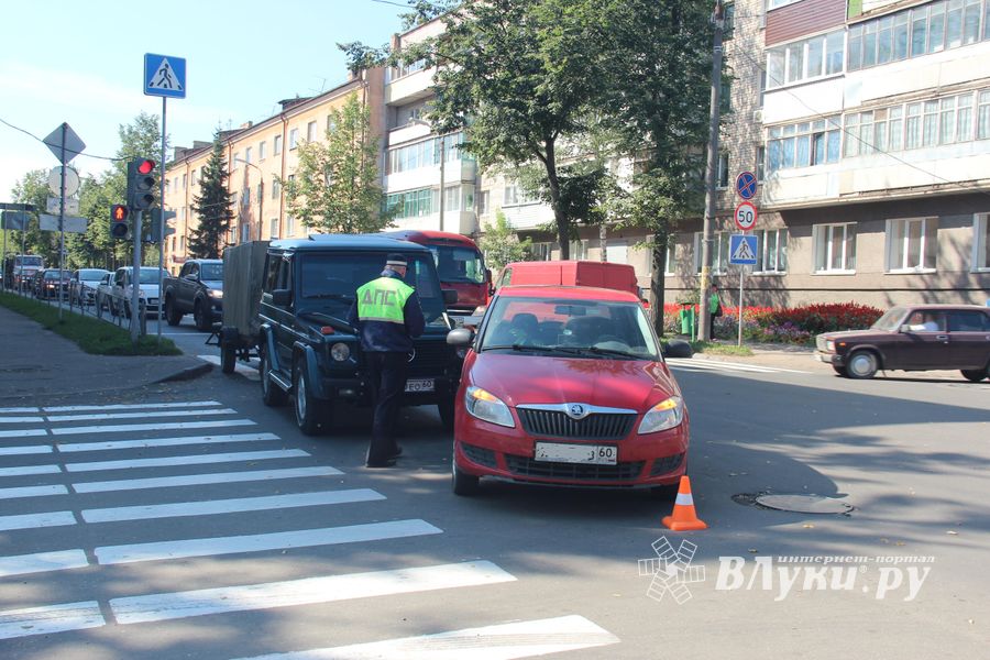 ДТП на Октябрьском в Великих Луках (ФОТО)