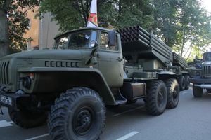 Военный парад в Великих Луках (ФОТО)