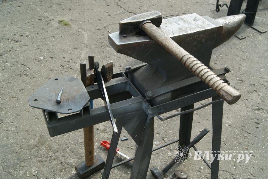 Псковский кузнечный двор на празднике Дня флага РФ в Великих Луках