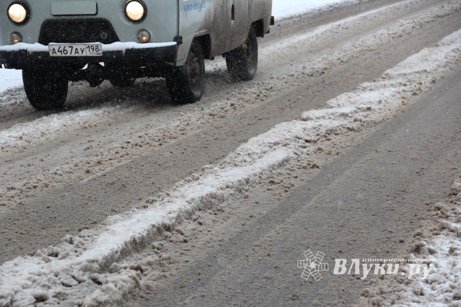 С первым снегопадом вас, коммунальщики Великих Лук!