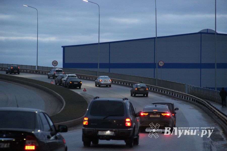 На путепроводе столкнулись три автомобиля (ФОТО)