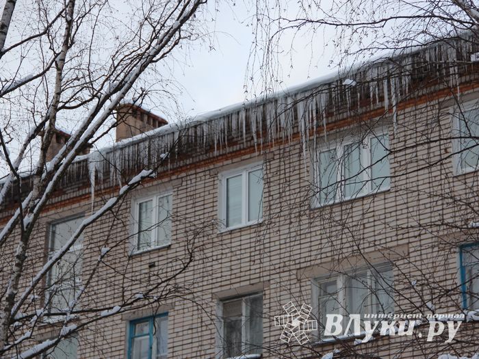 Сосульки в Великих Луках продолжают расти