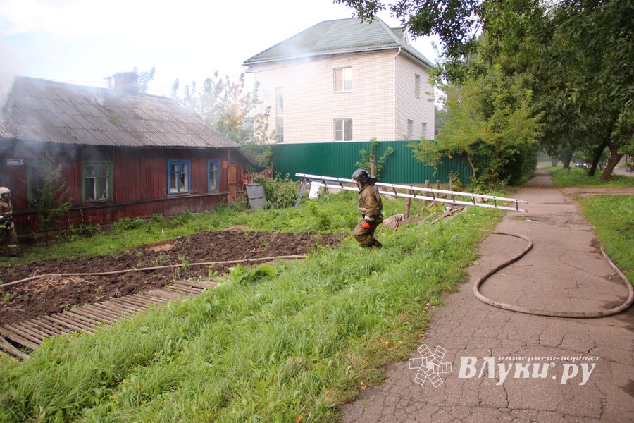 В Великих Луках пожарные тушат барак (ФОТО)