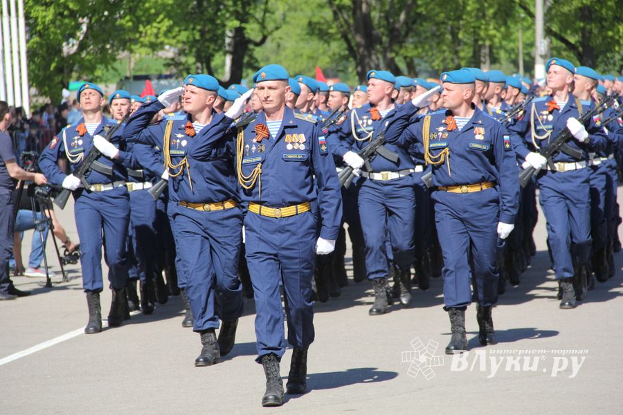 Парад в честь Дня Победы прошел в Великих Луках (ФОТО)
